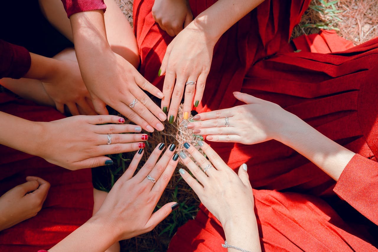 engagements-photography-03 A vibrant top view of women showcasing painted nails and rings, emphasizing friendship and togetherness.